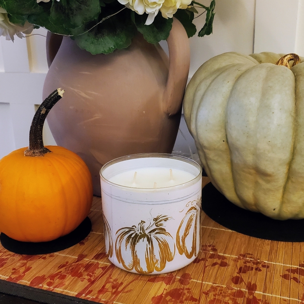 White Barn - Gingered White Pumpkin Carmel Glaze Candle - White / Gold NWT - Picture 4 of 6